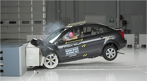 Crash-test : une voiture percute un obstacle