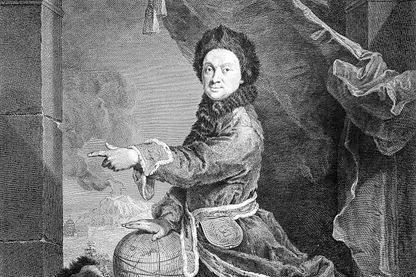 Gravure de Pierre Louis Moreau de Maupertuis, la main posée sur un globe terrestre qu'il aplatit